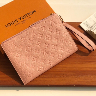 LOUIS VUITTON LV路易威登 M68705粉色 Mélanie 中號手拿包 取材柔軟 Monogram Empreinte 皮革，表面微微浮現 Monogram 壓紋，搭配可拆卸腕帶、V形前袋與卡位，展現優雅與