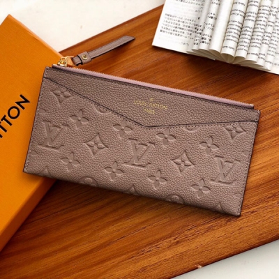 LOUIS VUITTON LV路易威登 M68712卡其 Mélanie BB 手拿包 為柔軟 Monogram Empreinte 皮革壓印經典 Monogram 圖案，搭配V形前袋與拉鍊封口，令纖薄身形流露雅致氣息。