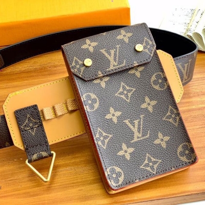 LOUIS VUITTON LV路易威登 M0235Q老花 Utility 腰帶取材 Monogram Eclipse 帆布，運動風格元素的融入令經典迸發活力：滑動設計可輕鬆調節尺寸，可拆卸小袋可收納手機、筆和卡片。詳細特