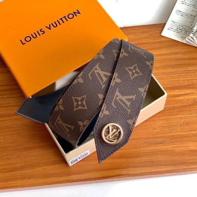 LOUIS VUITTON LV路易威登 M0244U Tie The Knot 45 毫米腰帶此次擁抱摩登之魅，Monogram 帆布飾帶於2020 早春系列宣告新款金屬標識的問世。尺寸：90.0 x 45.0 cm