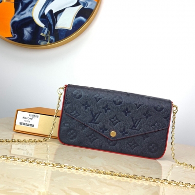 LV LOUIS VUITTON 路易威登 M62299 杏色壓花！POCHETTE FéLICIE 鏈條包 由Monogram Empreinte牛皮面料裁制而成的Pochette Félicie 鏈條包內含兩個可脫卸口