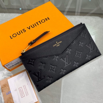 LOUIS VUITTON LV路易威登 M68712 特別介紹 海外特供（專櫃貨）Mélanie BB 手拿包為柔軟Monogram Empreinte 皮革壓印經典圖案，搭配 V 形前袋與拉鍊封口，令纖薄身形流露雅致氣