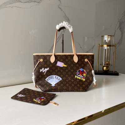 LOUIS VUITTON LV路易威登 M40995絲印 NEVERFULL 中號手袋 Neverfull 全新演繹經典手袋，探索袋內精緻細節。重新設計的內袋採用了清新的織物內襯和靈感源自路檔案館的復古細節，最值得稱道的