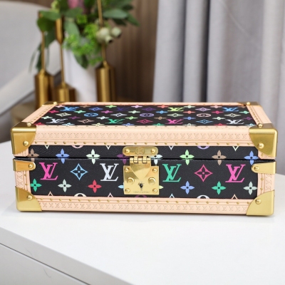 LOUIS VUITTON LV路易威登 8只裝腕表盒 黑彩配深紅色 這款8表裝表盒以經典Monogram帆布製成.配有一個可拆卸盤用於隱藏貴重物品。34.0*18.0*11.0cm （長*寬*高）