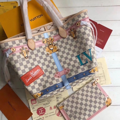 LV【頂級原單】NEVERFULL 中號手袋，M41390老花 N41065白格 40995印鎖 以經典路易威登旅行箱為設計靈感來源，此款Neverfull中號手袋用相互交疊的旅行箱包邊及LV掛鎖絲印圖案展現出Monogr