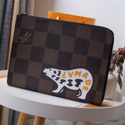 Louis Vuitton LV 路易威登 POCHETTE JOUR 大號手袋 M41501小熊 Pochette Jour大號手袋質地為Damier Graphite帆布，是路易威登公事包的大號版本。獨特的L形拉鍊打開