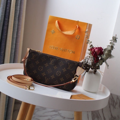 Louis Vuitton LV 路易威登 頂級原單實拍圖~M40712老花 帆布製成的一款小巧輕便的手袋，可手提可斜挎，它是你出席任何場合都可以攜帶的經典款式。拉鍊款式設計是使用更便捷。21 x 13 x 3 cm