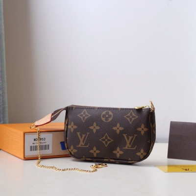 Louis Vuitton LV 路易威登 MINI POCHETTE ACCESSORIES 小手袋 m58009老花 這款小提包適用於收納化妝品或各色隨身物件，設有金色黃銅鏈條，將提包系扣到手袋或牛仔褲，輕而易舉。4.