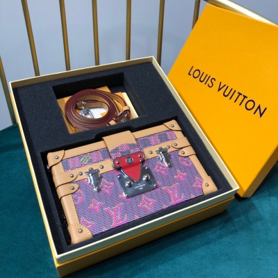 Louis Vuitton LV 路易威登 PETITE MALLE 盒子包 採用經典的Monogram帆布面料 靈感源自富有的銀行家Albert Kahn于20世紀初期設計的定制旅行箱 以3個白色十字圖案為標誌性要素 經