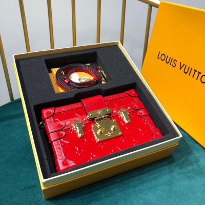 Louis Vuitton LV 路易威登 PETITE MALLE 盒子包 採用經典的Monogram帆布面料 靈感源自富有的銀行家Albert Kahn于20世紀初期設計的定制旅行箱 以3個白色十字圖案為標誌性要素 經