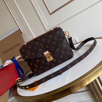 LOUIS VUITTON LV 路易威登 M40780（晶片版） 頂級原單 Pochette Metis 手袋小巧的造型散發出優雅的氣息。採用柔軟的 Monogram 帆布材質製作而成，尺寸小巧，擁有多個實用的口袋和隔層