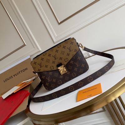 LOUIS VUITTON LV 路易威登 M44876(晶片版) 頂級原單 Pochette Metis 手袋小巧的造型散發出優雅的氣息。採用柔軟的 Monogram 帆布材質製作而成，尺寸小巧，擁有多個實用的口袋和隔層