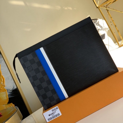 LOUIS VUITTON LV路易威登 M56827 POCHETTE VOYAGE 中號手袋 Pochette Voyage 手袋取材經典 Epi 皮革和 Damier Graphite 帆布，通過點綴路易威登標識的條