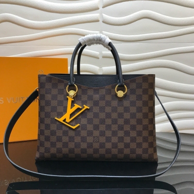 LOUIS VUITTON LV路易威登 頂級原單 RIVERSIDE 手袋N40052 米白色此款時尚雅致的LV Riverside手袋採用Damier Ebene格紋帆布面料，擁有豐富的細節設計，搭配一對Toron手柄