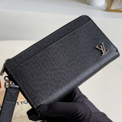 LOUIS VUITTON LV路易威登 M69409 Zippy Dragonne拉鍊錢包 致敬路易威登旅行和製作旅行箱的傳統，錢夾飾有旅行風格貼片和路易威登標識。這款錢夾內部緊湊，設計簡潔，是日常使用的理想選擇。19.