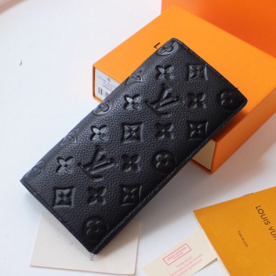 LOUIS VUITTON LV路易威登 BRAZZA 錢夾 M69038 為柔軟 Taurillon 皮革壓印 Monogram 圖案，內設各式卡位、口袋及大號拉鍊零錢隔層，成就充裕容量的同時亦可輕鬆置於多數夾克口袋。1