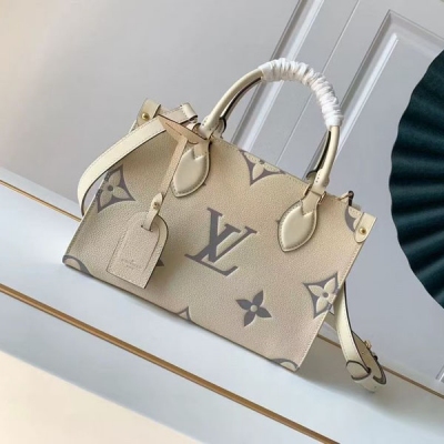 M45661 黑色 玫紅色迷你號 頂級原單 本款 OnTheGo Tote 包將 Monogram 圖案先印染後壓印於柔軟粒面牛皮，其充裕內裡可容納筆記型電腦及其他辦公用品，全皮壓大花媽咪袋小bb號，長短手柄便於手提或肩背