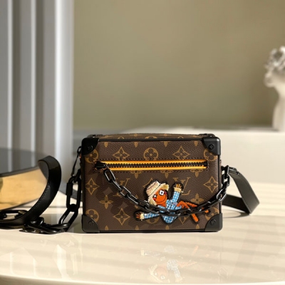 LOUIS VUITTON LV路易威登 免稅晶片版m80159 本款 Mini Soft Trunk 鏈條包取材 Monogram 帆布和啞光皮革飾邊，以刺繡貼飾呈現 Virgil Abloh 為 2021 春夏時裝秀創