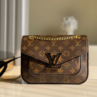 LOUIS VUITTON LV路易威登 免稅晶片版M45592對版全鋼五金內裡 NeoMonceau手袋為2021冬季路易威登手袋系列再添亮點。借鑒經典LV硬箱的鎖扣設計讓手袋既安全又易用。此款源自經典Monceau的新