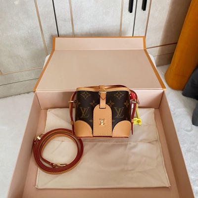 LOUIS VUITTON LV路易威登 M57099晶片版 尺寸：11.5*12*11.5cm NOé PURSE 手袋亮相於 2021 秋冬時裝秀，以袖珍構型重塑經典 Noé 手袋