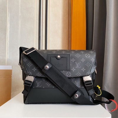 LOUIS VUITTON LV路易威登 原單M40511晶片版 尺寸：33*22.5*11cm 以經典學院風格為設計靈感，此款 Messenger PM Voyager 號郵差包雙搭扣可調節肩帶、配圖中包裝；