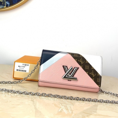 LOUIS VUITTON LV 路易威登 M67799 壓紋粉！TWIST 鏈條包 Twist Graphic Tape 系列大膽煥新 Twist 鏈條包：斑斕色塊皮革碰撞 Monogram 圖案，見證品牌的制皮工藝。1