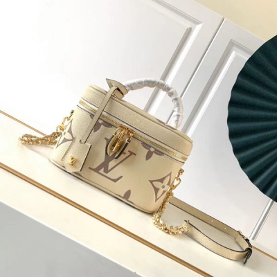 LOUIS VUITTON LV路易威登 M45599 M45608本款 Vanity 小號手袋融合 Giant Monogram 壓紋、雅致構型和皮革頂部手柄。皮革抽穗輕鬆開啟拉鍊，掛鎖確保安全無虞。可拆卸並調節的肩帶配