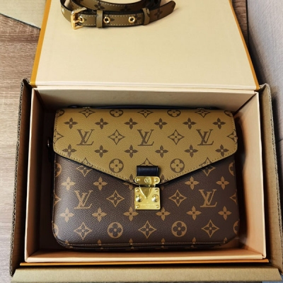 LOUIS VUITTON LV路易威登 MX版本 - M41465 Métis手包小巧的造型散發出優雅的氣息。採用柔軟的Monogram Empreinte皮革上的獨特凸紋壓花更添雅致，尺寸小巧，擁有多個實用的口袋和隔層