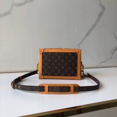 LOUIS VUITTON LV 路易威登 複刻版 M44660 男女通用爆款 Soft Trunk 郵差包致敬硬箱製造歷史，以皮革邊角、掛鎖和 S-lock 鎖扣傳遞品牌檔案的經典格調。柔軟的延展性結構搭配可調節肩帶，是