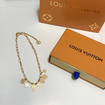 LOUIS VUITTON LV路易威登 時尚 花 項鍊 官網精選款 帶來時髦、明亮式切割工藝使表面拋光非常靚麗360度絢麗奪目 方方面面都很到位 整體設計簡約、辨識度高搭配起來典雅 大氣逛街上班都可以很好的隨機切換