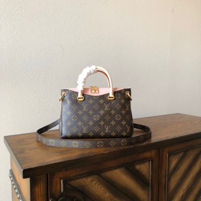 LOUIS VUITTON LV路易威登 複刻版 Pallas BB手袋到貨啦原單斷貨好久啦官方貨號:M41241小號 粉色 尺寸：27 x 18x 8cmPallas 手袋絕不只是一款漂亮時尚的手袋。 這款迷人的手袋融合