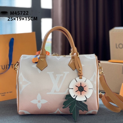 LOUIS VUITTON LV 路易威登 頂級原單配套專櫃包裝 M45722 灰粉 SPEEDY BANDOULIèRE 25 手袋本款 為 Monogram Giant 帆布塗抹漸變粉彩色調，大花漸變色絲印樹葉花朵。S