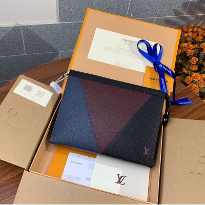 LOUIS VUITTON LV 路易威登 升級版本M30718 POCHETTE VOYAGE 中號手袋！本款 Pochette Voyage 手袋採用精湛皮革鑲嵌細工，以華美 Ta?ga 皮革勾勒標誌性 V 字，展露個