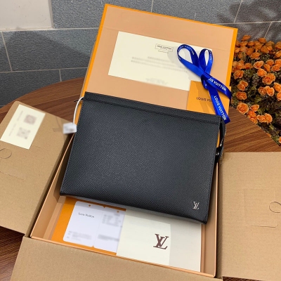 LOUIS VUITTON LV 路易威登 升級版本M30450 Pochette Voyage 手拿包取?深材?染 Ta?ga 皮革，右下?點角?綴金屬L~V字母，內設結?齊構?整的貼袋及卡位，以內斂?調格?收納隨行所需