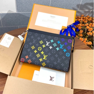 LOUIS VUITTON LV 路易威登 升級版本M61692彩虹！Monogram Eclipse帆布裁制而成，此款風格硬朗的全新中號手袋可輕鬆收納個人必備物品尺寸：26x20x5cm。