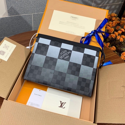 LOUIS VUITTON LV 路易威登 升級版本N60412 銀格！POCHETTE VOYAGE 中號手袋本款 Pochette Voyage 手拿包取材 Damier Graphite Giant 帆布，展現品牌經