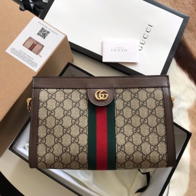 GUCCI古馳 原廠皮 Gucci 503877 採用高級PVC配原廠皮精心打造配以嵌花織帶條紋細節彰顯復古風格設計造型頗具結構感以磁扣安全閉合皮革滾邊裝飾典藏細節雙G配件！尺寸：26/17/8cm 配原廠包裝