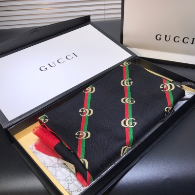 GUCCI古馳 來自當紅的Gucci，品質絕佳，真的妥妥的集合大牌的奢華，女人味和時髦於一體 100%羊絨，光澤 定制級面料.賦予了圍巾容易造型.非常重磅奢華的設計，上身卻別樣襯得高貴氣質！簡單的搭配卻給人非常舒適有品味