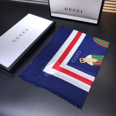 GUCCI古馳圍巾 氣質女人 專櫃同步來自當紅的Gucci，品質絕佳，真的妥妥的集合大牌的奢華，女人味和時髦於一體 100%羊絨，光澤 定制級面料.賦予了圍巾容易造型.非常重磅奢華的設計，上身卻別樣襯得高貴氣質！簡單的搭