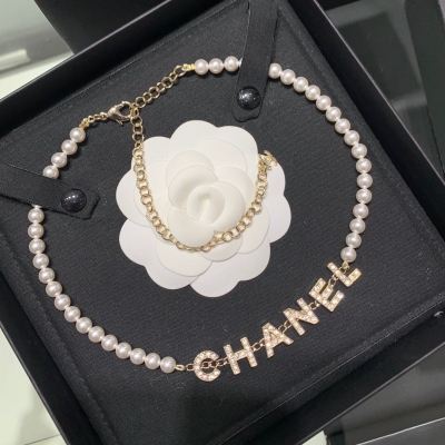 CHANEL香奈兒 CHANEL香奈兒 字母項鍊choker 太太太好看了，我好喜歡這個系列的所有設計單品，非常的有設計感，上身搭配款款好看，長短可以調節，特別是做choker巨美巨美巨有感的側著佩戴非常有時尚感，可以佩戴