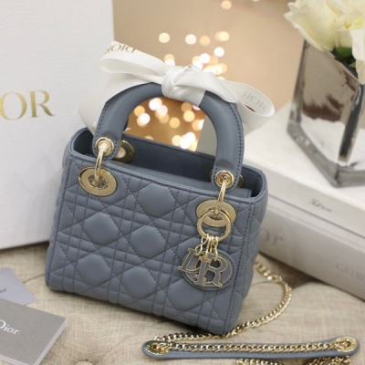 Dior迪奧 Lady Dior ABC 琺瑯扣小羊皮 這款Lady Dior手袋集中體現了Dior對典雅和美麗的深刻洞見。採用羊皮革精心製作，以藤格紋緝麵線打造醒目的絎縫細節，高雅經典的設計經久不衰。飾以標誌性的同色調琺