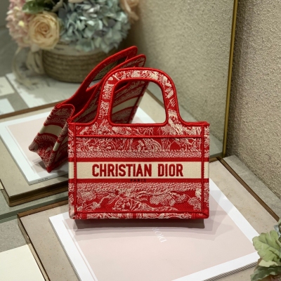 Dior迪奧 紅色老虎 迷你號 Dior Mini Book tote 復古又時髦的凹造型單品 精湛的刺繡工藝完美呈現 隨手一搭就能給搭配帶來亮點 這款mini號太闊愛了！ 小小的包型裝點零碎的小東西也很方便呐 誰用誰時髦