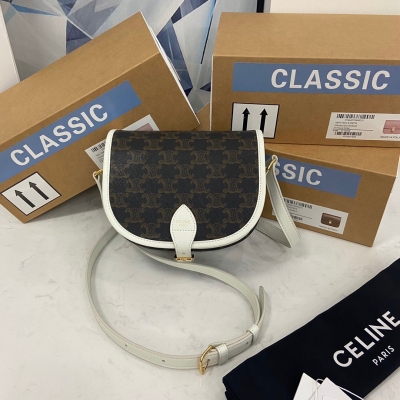 CELINE 夏季限量款 Celine馬鞍包 FOLCO TRIOMPHE 白色牛皮包邊+PVC老花+內裡帆布，實物特別輕，這樣的材質組合本身就很耐造的 尺寸：18*17*6.5cm