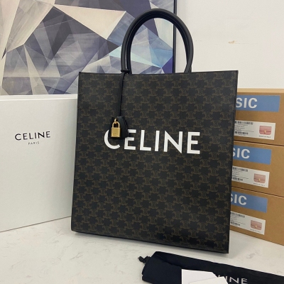 Celine秋冬新款，最近瘋魔了的老花料，印上凱旋門標誌的logo，是最古老的Celine標誌， 料子不硬，原版定制的料子，另有一番滋味，一種成熟的優雅姿態，一種復古的溫柔訴說；可以手拎，斜挎 尺寸：37*39.5*9cm