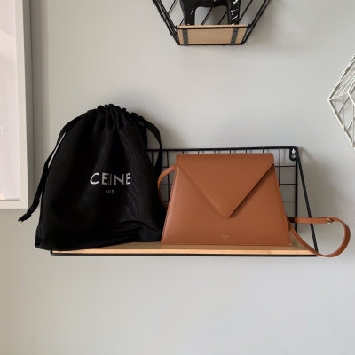 Celine Edwige 新品 眾所皆知 看到這個新品 聯想到曾經銷售王Clasp夾子包 依舊保留經典元素 相對比曾經小號夾子、這個實用性要更強 容量空間大 外：牛皮 、內羊皮 全皮肩帶 可調長短 經過時間沉澱，依舊那麼