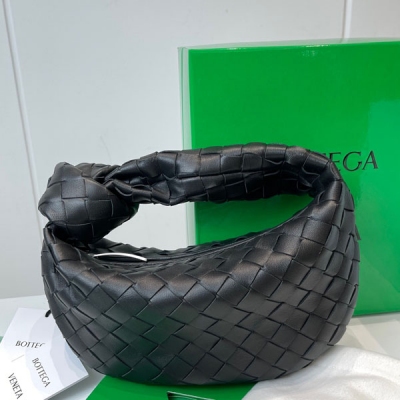 BOTTEGA VENETA BV 2021早春系列新品Mini Jodie 新做法是原有的基礎上圓化邊角，以經典編織皮革打結圓形hobo包，最有標誌性三角拉版設計，採用羊皮垂軟造型，超級適合凹造型 Jodie給人的感覺真