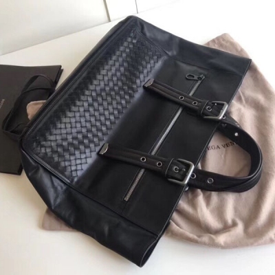 BOTTEGA VENETA BV 440241秋冬新款上市啦此款輕盈的胎牛皮購物袋採用頗具結構感的長方形造型設計，配有撞色手繪走邊和編織細節，彰顯獨特魅力。造型空間充裕，可以使用特殊設計的平頂提手攜帶，極致柔軟，抓握舒適