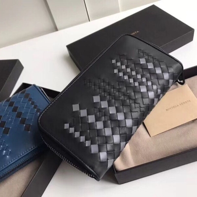 BOTTEGA VENETA BV 344679 Micro-Macro工藝設計 憑借對細節一絲不苟的關注 呈現出形色各異的品牌標誌性的菱形intrecciato編織圖案 以柔軟的啞光胎牛皮製作單拉錢夾 認准獨家蝴蝶拉頭