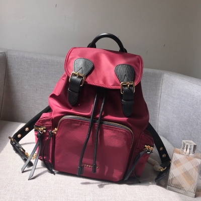 Burberry巴寶莉 Rucksack 軍旅背包8772棕色 現貨時裝周的主打配飾，款式輕便且防雨，肩帶採用舒適的加墊設計，並綴有精美的金屬鏈裝飾，採用Burberry Trench風衣獨創的密織、柔韌的尼龍材質，休閒中