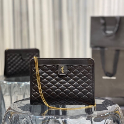 Yves Saint laurent YSL 聖羅蘭 VICTOIRE BABY 鏈條/手拿包 2021春季最新款單品，一看到這款包就大愛啦！包包以方形絎縫設計，搭配精緻的標誌性字母標誌，整體感帶有一絲小復古氣息，也不失時